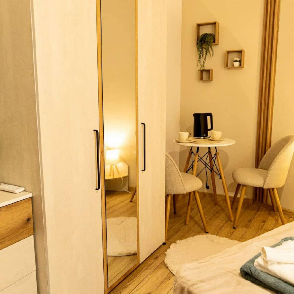 venirooms_09_wardrobe_mirror_seating